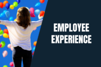 Napis Employee Experience, zdjęcie kobiety rozkładającej ramiona, stojącej w deszczu kolorowych balonów